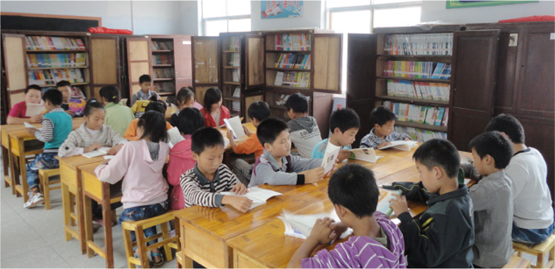孩子們?cè)趷?ài)心讀書室看書