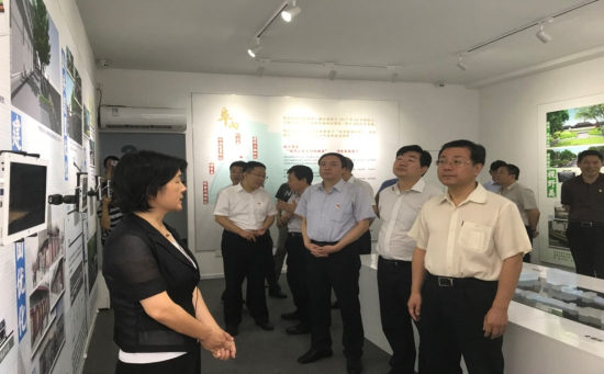 王少峰區(qū)長一行到白塔寺街區(qū)整理項目調研
