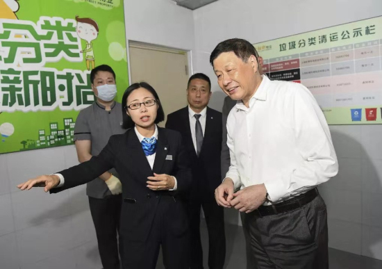 上海市市長應勇一行到金融街物業(yè)上海分公司調(diào)研垃圾分類工作