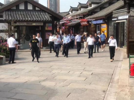 國家文化和旅游部副部長杜江蒞臨重慶磁器口后街項目視察指導(dǎo)工作