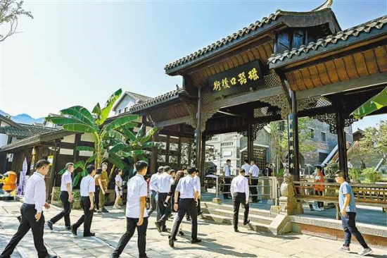 重慶市市長唐良智帶隊調(diào)研磁器口后街