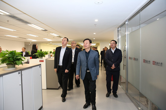  集團領(lǐng)導(dǎo)首先參觀新職場環(huán)境，并對正在加班的員工進行了慰問。