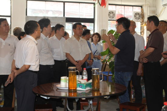 王少峰區(qū)長一行到白塔寺街區(qū)整理項目調(diào)研