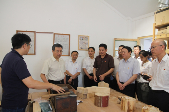 王少峰區(qū)長一行到白塔寺街區(qū)整理項目調(diào)研