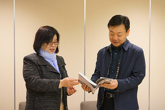 焦守云女士為金融街集團(tuán)贈(zèng)書《我的父親焦裕祿》