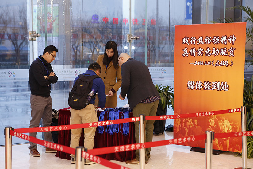 媒體簽到、證件派發(fā)，接待工作有序進(jìn)行