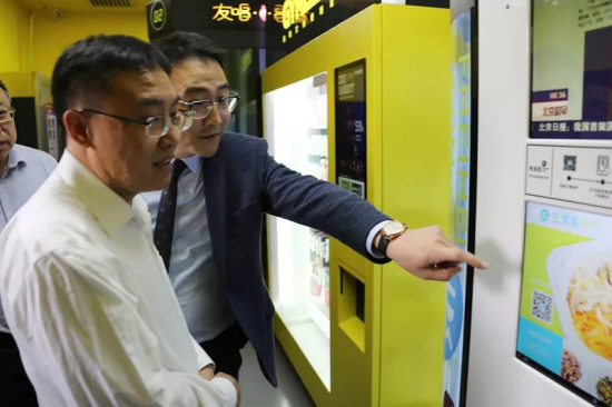 工作人員講述如何進行自助購買早餐