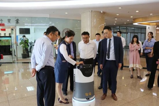 了解并體驗怡己收發(fā)智能機器人快遞遞送服務(wù)