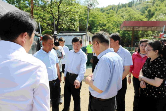  牛明奇董事長(zhǎng)向盧映川書記匯報(bào)金融街集團(tuán)扶貧工作落實(shí)情況
